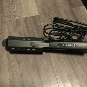 Wet dry flat iron. 2 inches, used once. Heats up fast,